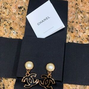 Absolutely stunning rare and collectible authentic Chanel classic earrings. Must